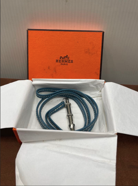 Hermes�u�V�t���v�z�C�b�X���E�l�b�N���X�𔃂����܂����I